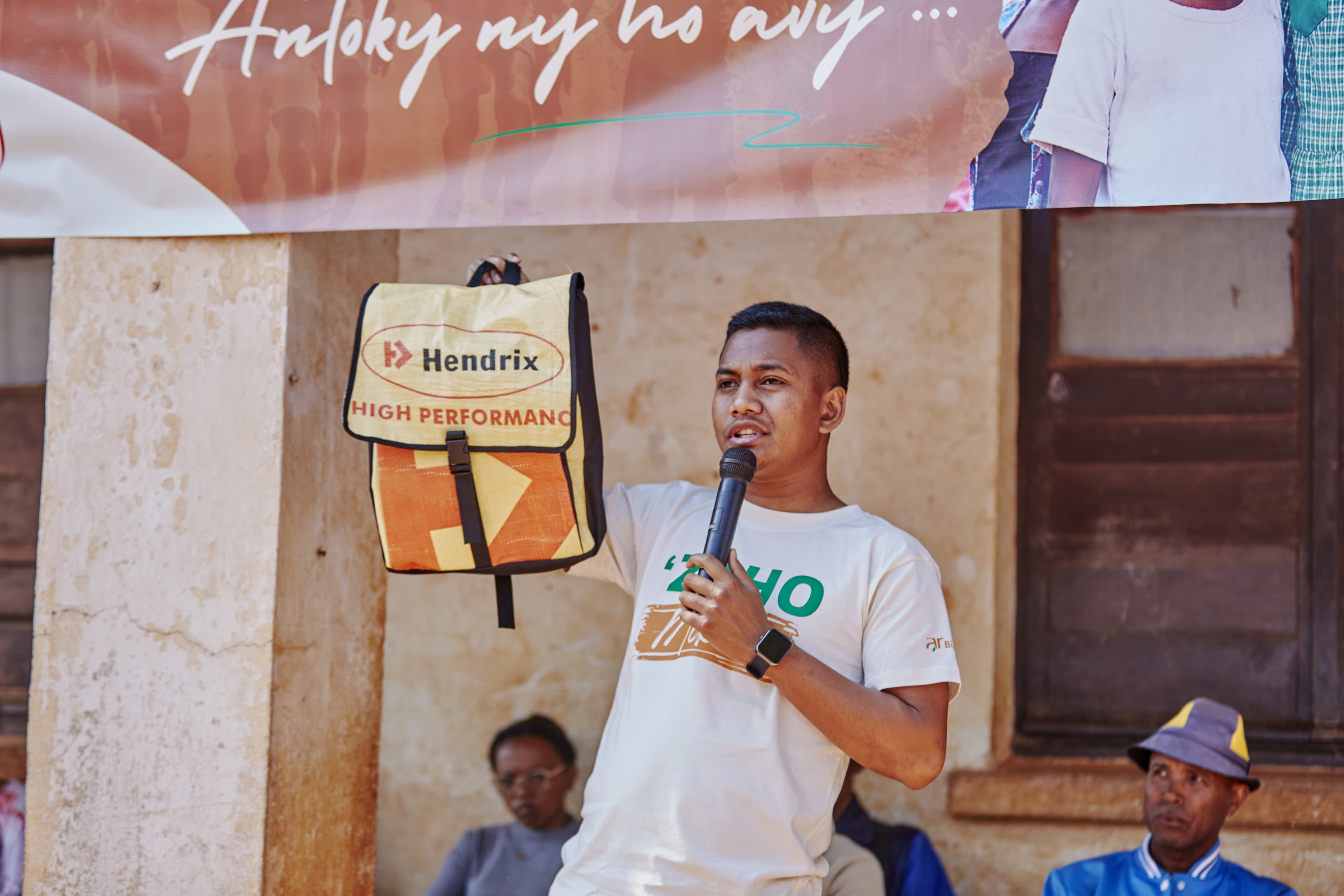 Mikolo Kilonga: recycled feed bags turned into school bags for 20 public schools
