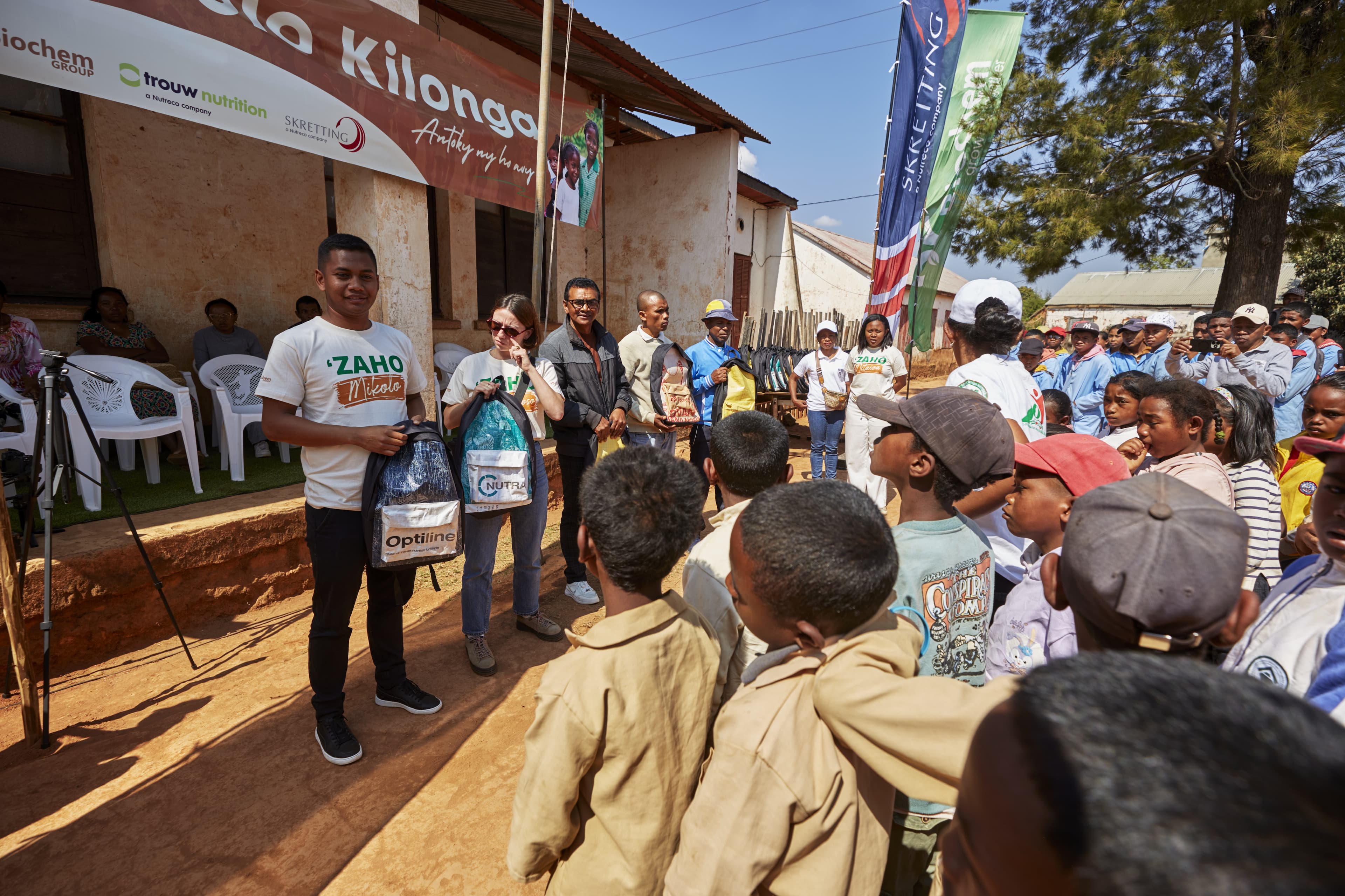Mikolo Kilonga: recycled feed bags turned into school bags for 20 public schools
